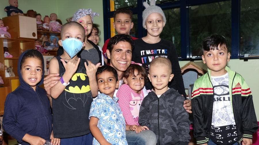 Reynaldo Gianecchini "vira" papai noel e entrega presente para crianças com câncer