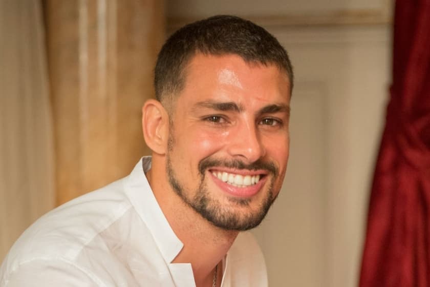 Cauã Reymond sobre cenas de sexo gay: "Acho isso bobo no meio de tanta coisa mais importante"