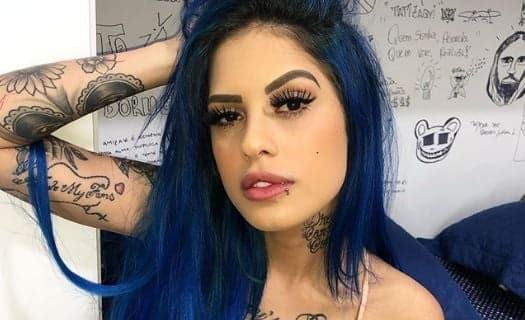 Tati Zaqui é traída pela roupa e acaba mostrando piercing íntimo que ninguém imaginava