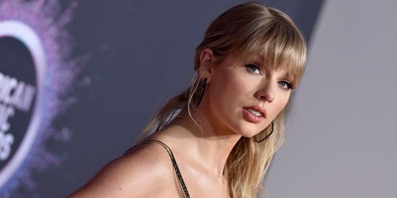 Taylor Swift empina raba, mostra mais do que devia e web vai à loucura com bumbum da cantora