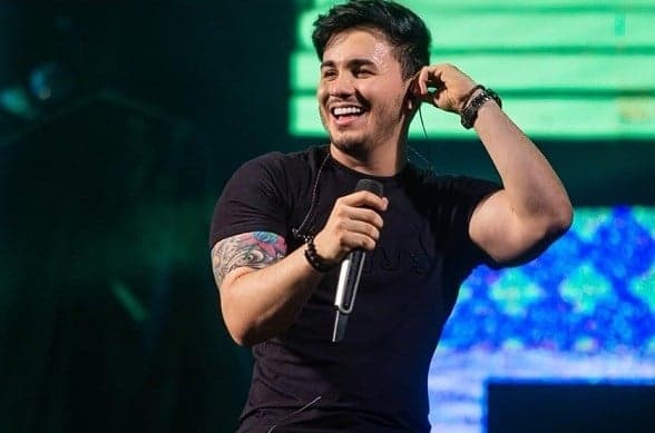 Ex de Mileide Mihaile, Wallas Arrais é flagrado com calça estourando e leva fãs à loucura: "Pegada na rol*"