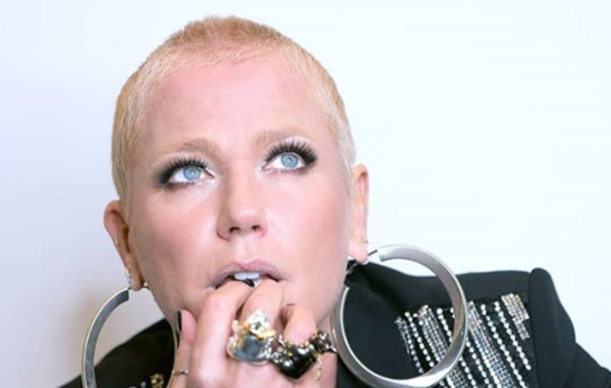 A ex-contratada da Globo e apresentadora da Record, Xuxa Meneghel chamou atenção dos internautas ao por seios para jogo durante jantar beneficente (Foto: Reprodução) A ex-contratada da Globo e apresentadora da Record, Xuxa Meneghel chamou atenção dos internautas ao por seios para jogo durante jantar beneficente (Foto: Reprodução)