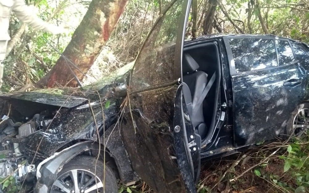 Morre jornalista após carro capotar várias vezes na pista e público se despede: "Estava ajudando pessoas"