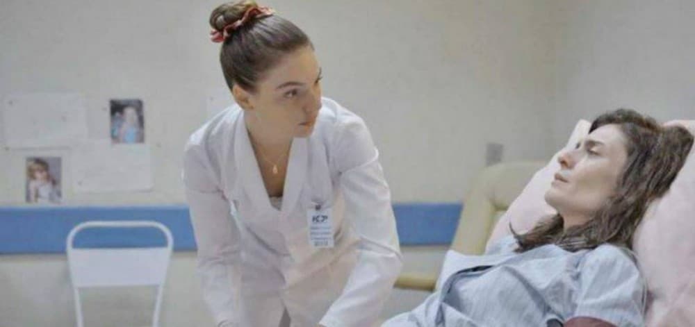 Amor de Mãe: Betina surta em hospital e agride Leila após descobrir fingimento da mulher de Magno
