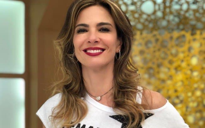 Aos 50 anos, Luciana Gimenez expõe corpão ao surgir em foto somente de lingerie e causa com detalhe