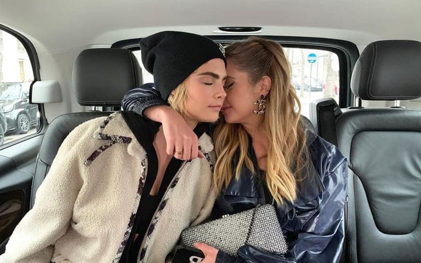 Cara Delevingne e Ashley Benson rompem relacionamento via Twitter e fãs do casal ficam sem acreditar