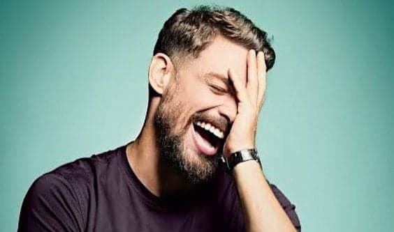 Cauã Reymond surge ao lado da filha, Sofia, em momento importante e público dispara: "a cara da mãe"
