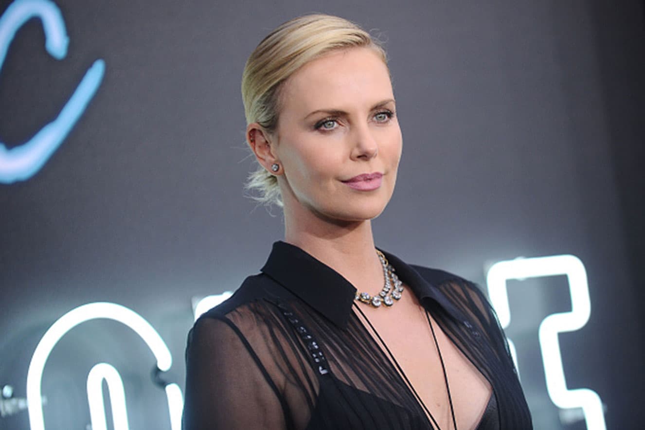 A atriz Charlize Theron comentou como ocorreu a morte de seu pai e emociona (Foto: Reprodução)