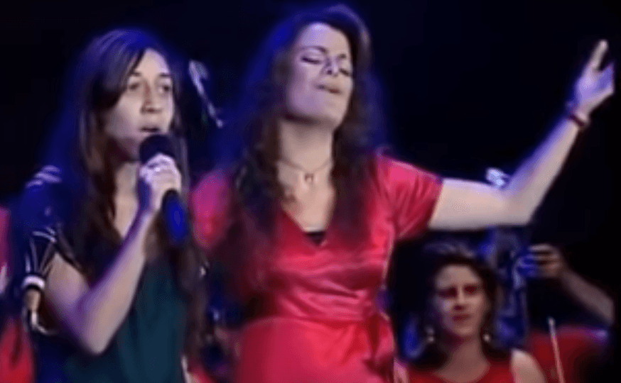 Ex-cantora do Diante do Trono surge seminua em clipe e critica os evangélicos após ataques