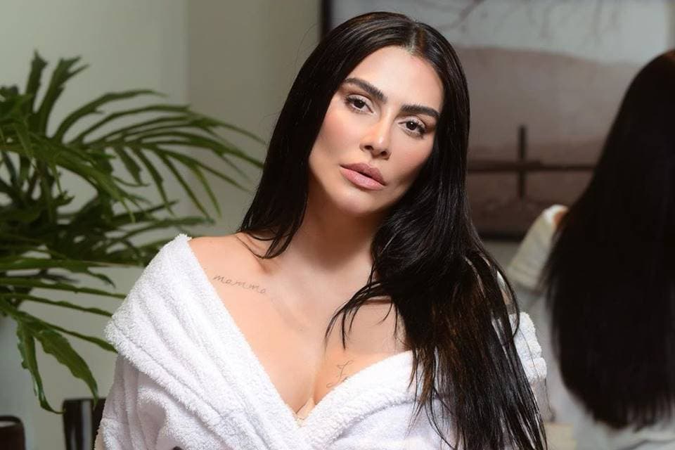 Passou de todos os limites? Cleo surge com roupa extremamente sexy para almoço em família no Natal