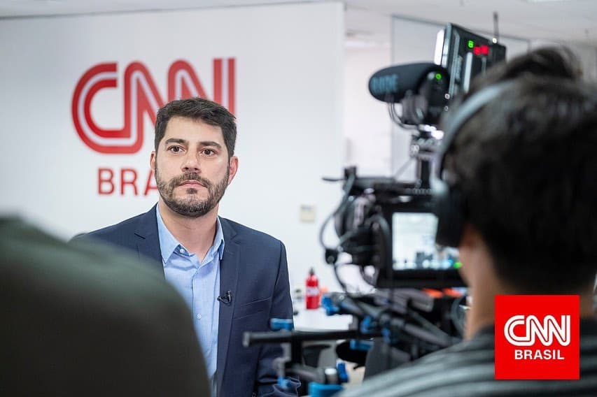Contratado da CNN Brasil, Evaristo Costa envia novo currículo e espera grande aprovação: "Falta assinar"