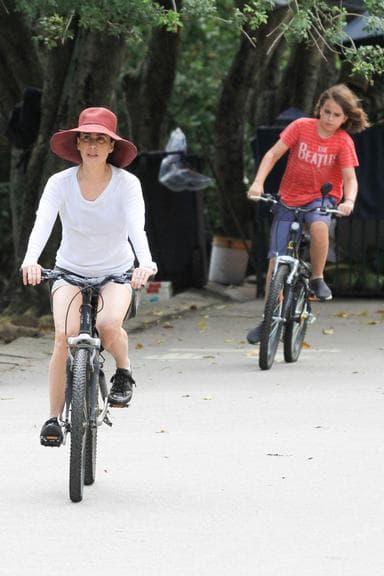 Fernanda Torres faz rara aparição com o filho caçula durante passeio no Rio (Foto :AgNews)