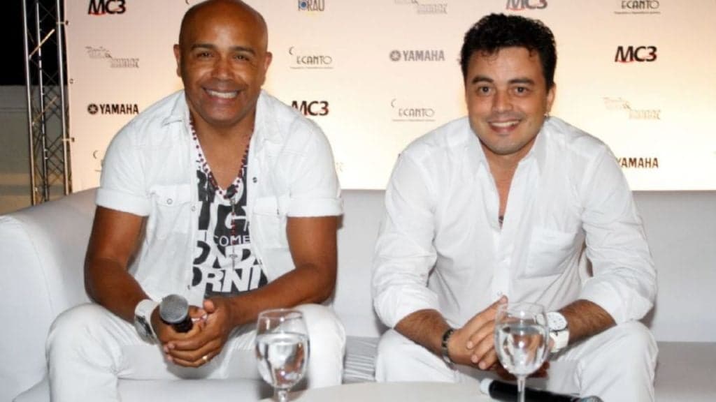 Renner, da dupla com Rick, é agredido por fã que atira sandália no rosto do cantor; veja o vídeo