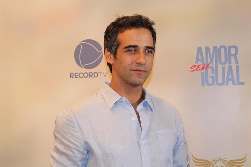 Rafael Sardão vive Miguel, o protagonista de Amor Sem Igual (Foto: Reprodução/Record TV) Rafael Sardão vive Miguel, o protagonista de Amor Sem Igual (Foto: Reprodução/Record TV)