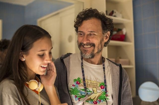 Durval (Enrique Diaz) procura Carol (Duda Batsow) em Amor de Mãe (Foto: Globo/Estevam Avellar) Durval (Enrique Diaz) procura Carol (Duda Batsow) em Amor de Mãe (Foto: Globo/Estevam Avellar)