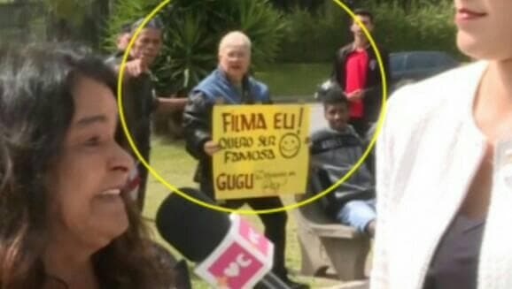 Mulher causa revolta em velório de Gugu Liberato ao tentar ficar famosa com cartaz (Foto:Reprodução/Globo) Mulher causa revolta em velório de Gugu Liberato ao tentar ficar famosa com cartaz (Foto:Reprodução/Globo)