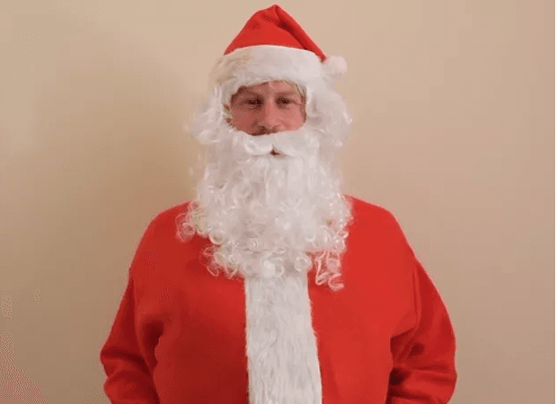 Solidário! Príncipe Harry se veste de Papai Noel e ajuda crianças que perderam os pais: " Vocês são incrivelmente fortes"