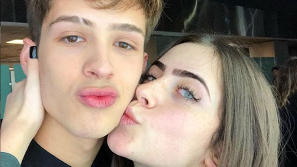 João Guilherme faz tatuagem junto com a namorada e local causa entre o público: "Assim ninguém vê"