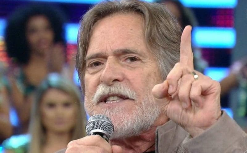 José de Abreu, após polêmicas com Bolsonaro, decide deixar o Brasil com a noiva e se justifica