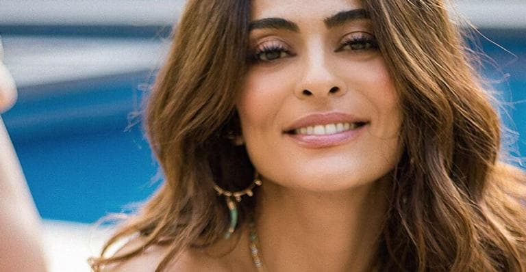 Juliana Paes surge usando biquíni minúsculo aos 40 anos e causa com corpão: "Que raba''