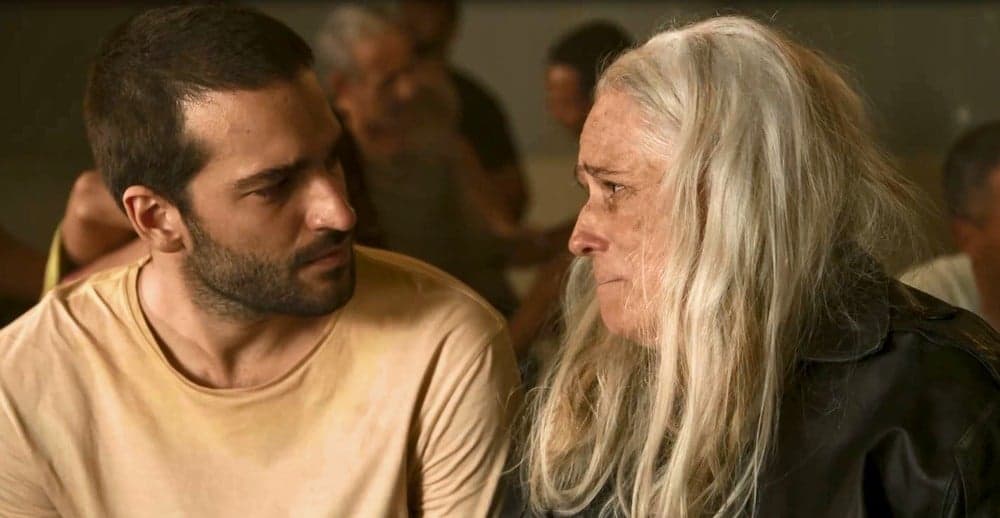 Sandro fica emocionado de reencontrar com Katia em Amor de Mãe, ele fica fragilizado ao ver que ela está muito doente 