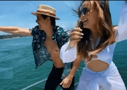 Larissa Manoela fala o que não deve e é rapidamente corrigida por Leo Cidade: 'Cabeludo Larissa'
