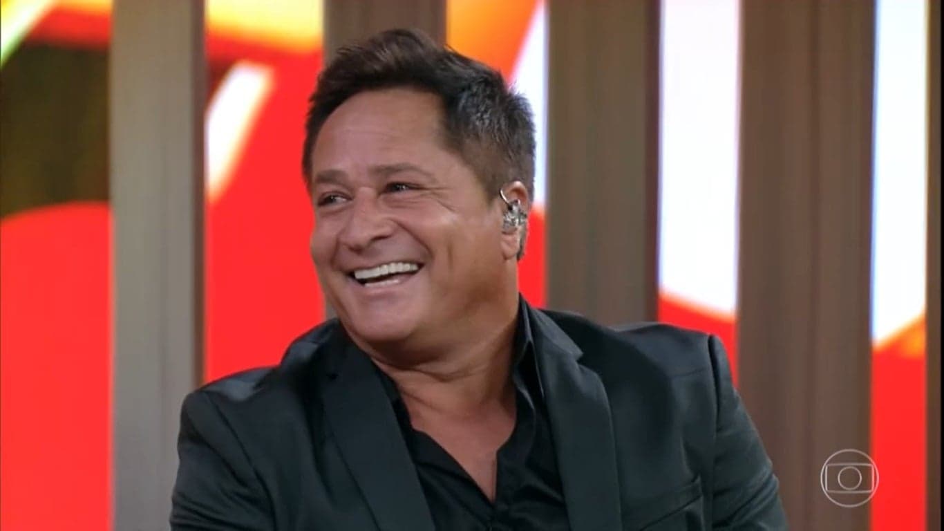 O cantor sertanejo, Leonardo deixou os seus fãs para lá de perplexos ao aparacer ao lado de um ato da Record, e os dois estavam completamente bêbados e conversando algo bem íntimo (Foto: reprodução Globoplay)