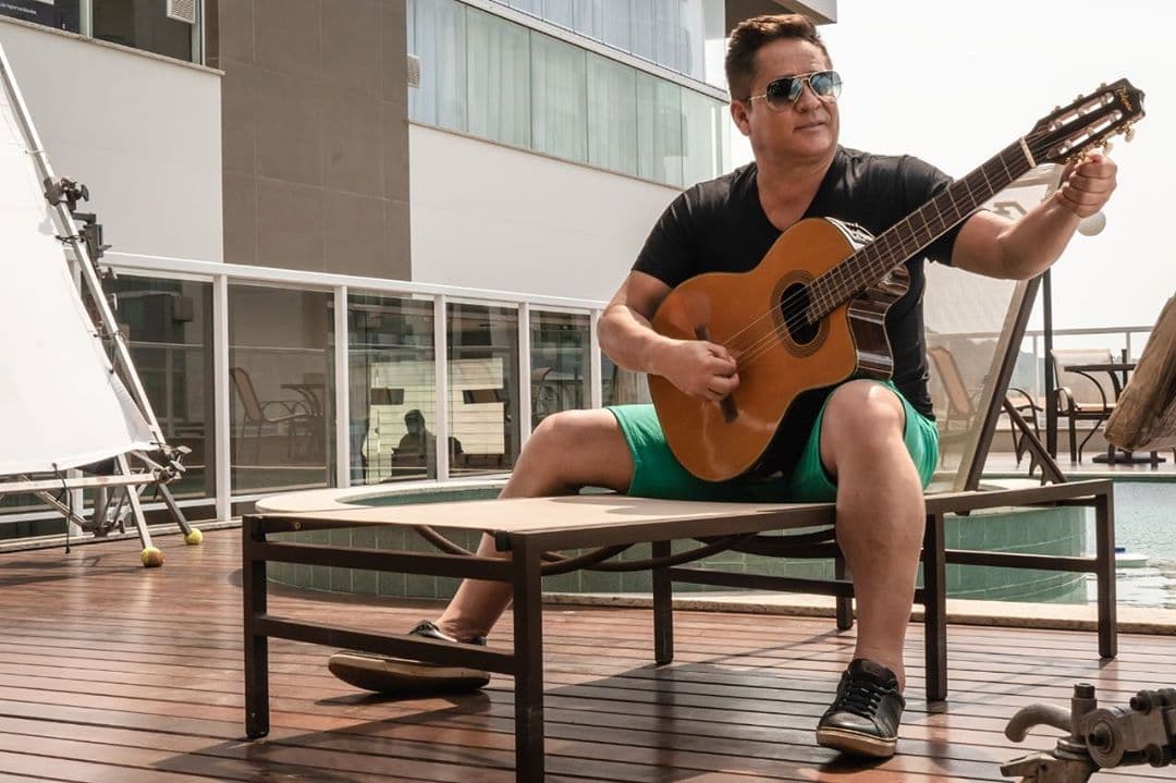 O famoso cantor sertanejo, Leonardo já se envolveu em milhares de polêmicas ao longo de sua extensa carreira no mundo da música e em comemoração ao fim do ano, o TV Foco resolveu relembrar isso (Foto: Reprodução/Instagram) O famoso cantor sertanejo, Leonardo já se envolveu em milhares de polêmicas ao longo de sua extensa carreira no mundo da música e em comemoração ao fim do ano, o TV Foco resolveu relembrar isso (Foto: Reprodução/Instagram)