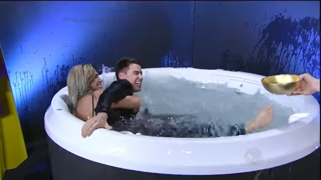 Luiz Bacci revive ‘Banheira do Gugu’ e se agarra com Renata Banhara