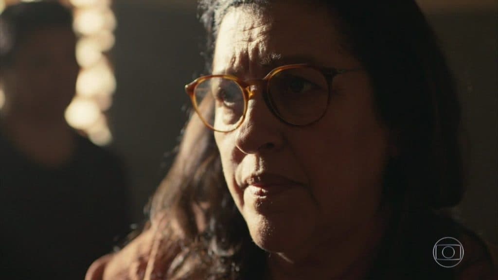 Amor de Mãe - Farta, Lurdes se revolta desce o cacete em Thelma que ameaça: "Morra"