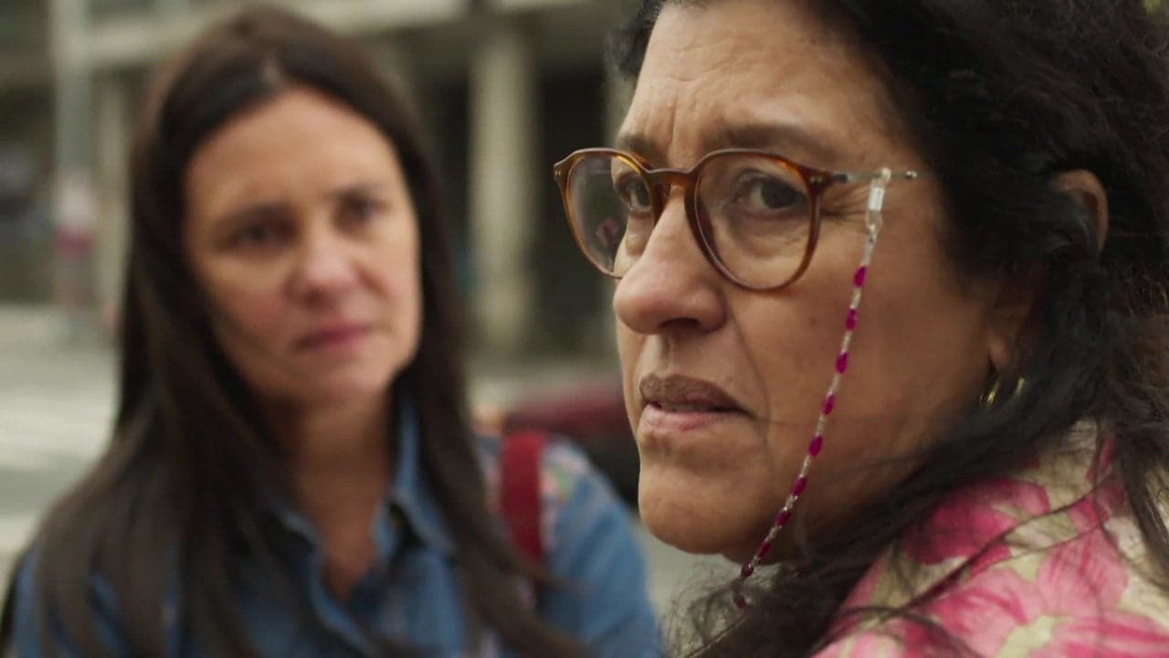 Lurdes (Regina Casé) tem conversa com Thelma em Amor de Mãe (Adriana Esteves) (Foto: Reprodução/Globo)