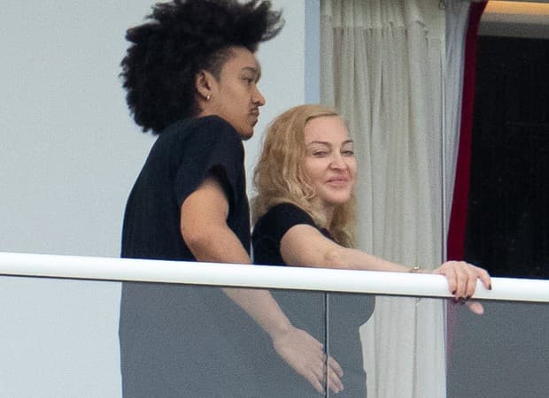 Madonna é vista com novo affair, Ahlamalik Williams, em sacada de hotel e fãs piram (Foto: Reprodução) Madonna é vista com novo affair, Ahlamalik Williams, em sacada de hotel e fãs piram (Foto: Reprodução)
