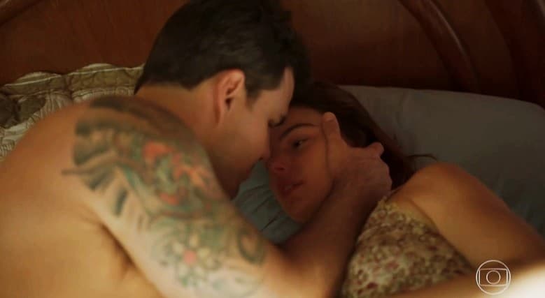 Magno e Betina na cama em Amor de Mãe Magno e Betina na cama em Amor de Mãe