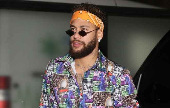 Neymar passa dos limites, usa calça branca apertada demais e acaba marcando tudo