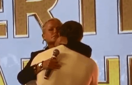 Marcos Mion recebe presente de Gugu, vai ao prantos sem parar e Xuxa fica bastante emocionada