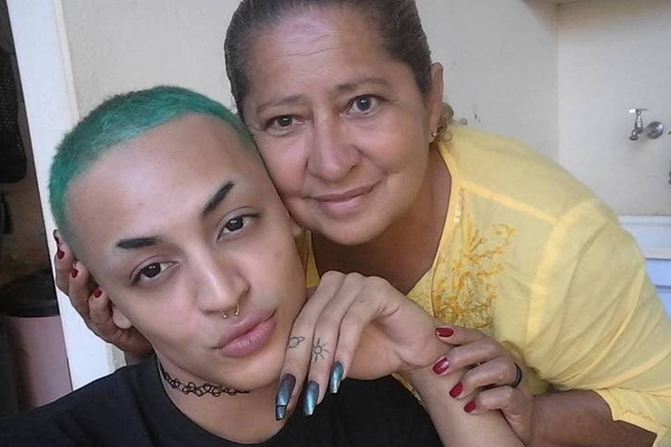 Mãe de Pabllo Vittar leva vida simples longe das ostentações e viagens da filha rica e famosa