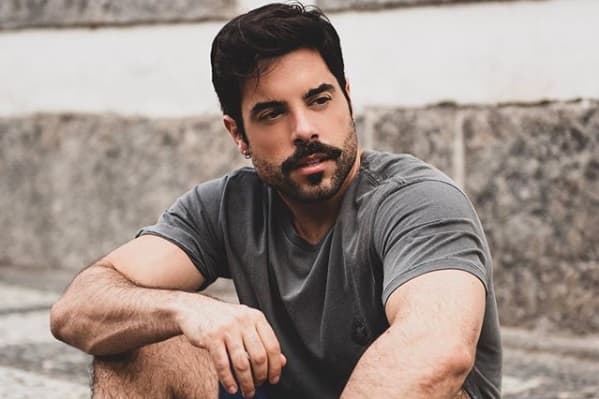 Pedro Carvalho aparece armado e volume em cueca do ator chama atenção