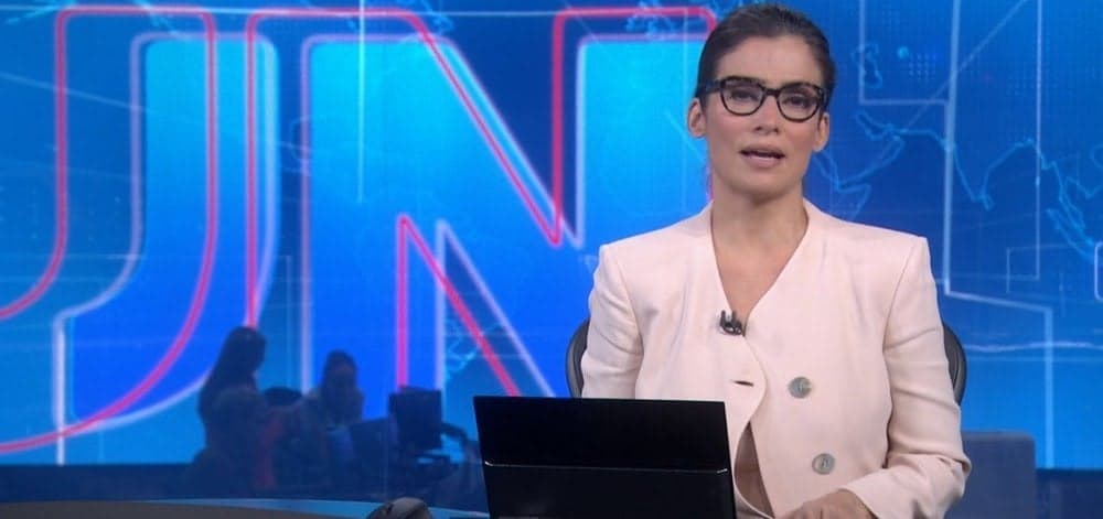 Renata Vasconcellos apresenta o JN com blusa desabotoada e sem perceber revela mais do que deveria