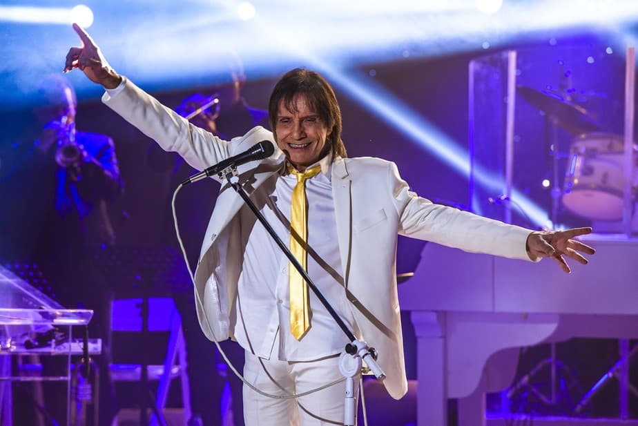 Roberto Carlos é flagrado em momento com funcionária