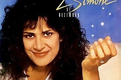 Cantora Simone reaparece irreconhecível aos 70 anos e decreta início do Natal no Brasil