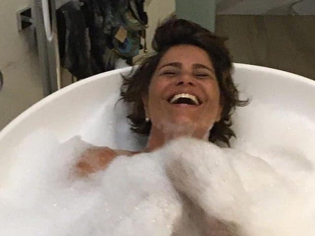 Hummm! Valéria Alencar ganha banho de banheira do maridão, João Vitti: "ele quis fotografar"