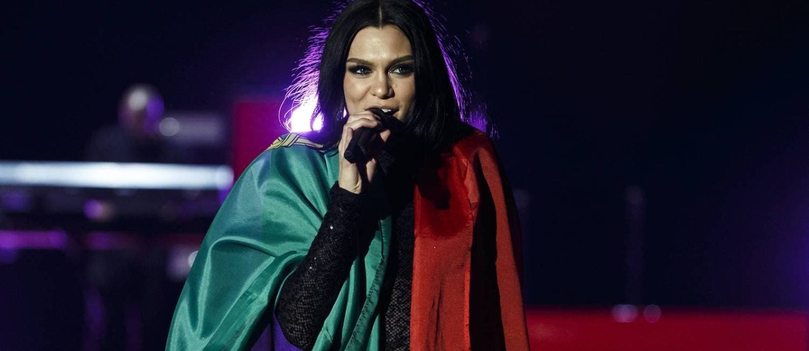 Jessie J mostra lado solidário e ajuda a alimentar moradores de rua no Natal (Foto: Reprodução) Jessie J mostra lado solidário e ajuda a alimentar moradores de rua no Natal (Foto: Reprodução)