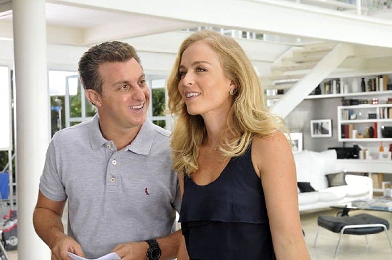 Angélica opta por não usar maquiagem, surge completamente diferente e até Luciano Huck comenta
