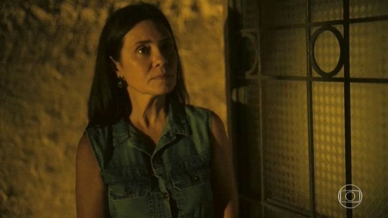 Amor de Mãe: Thelma surpreende, ajuda bandido e indica que tem passado sujo