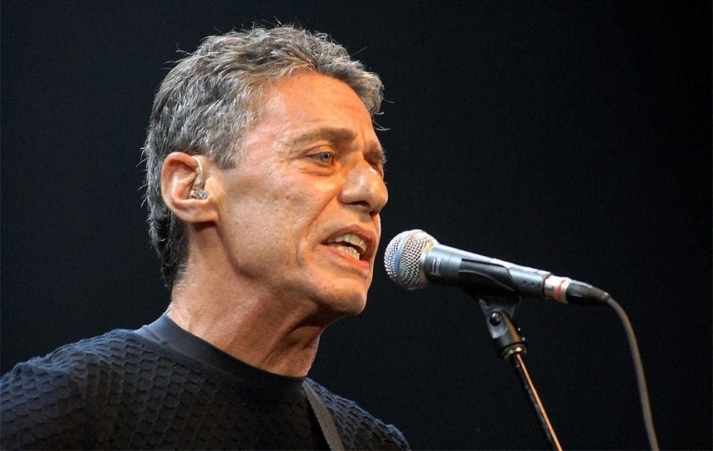 Chico Buarque é submetido a cirurgia, preocupa fãs e tem estado de saúde revelado