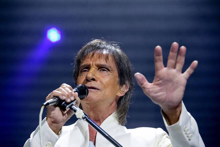 Roberto Carlos perde a cabeça durante show e é flagrado em vídeo xingando fã