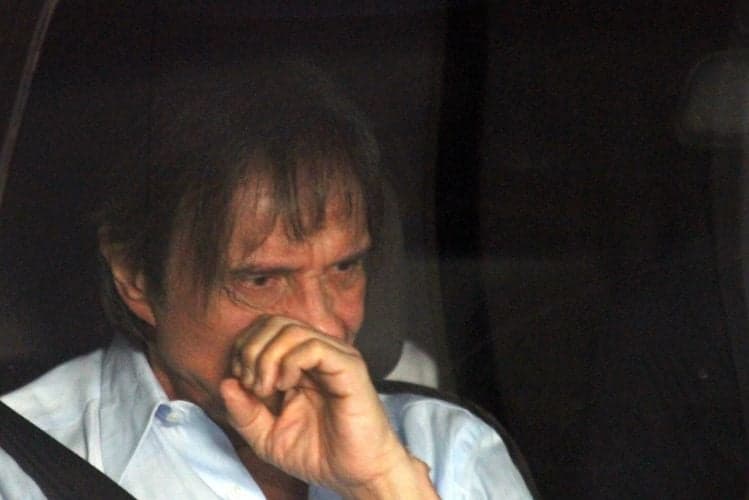 Roberto Carlos é flagrado fumando nos bastidores e espanta público após foto comprometedora vazar