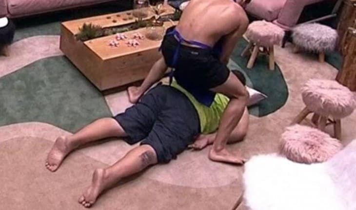 BBB20: Participante sente fortes dores, vai ao chão e é socorrido às pressas