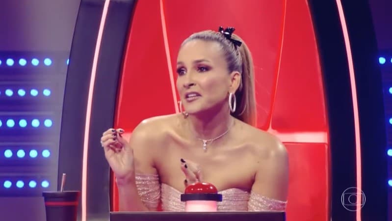 Claudia Leitte se irrita e dá bronca em Carlinhos Brown durante o The Voice Kids