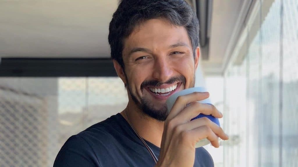 Rômulo Estrela aparece em clique íntimo com a mulher na cama e clima esquenta: "Potência"